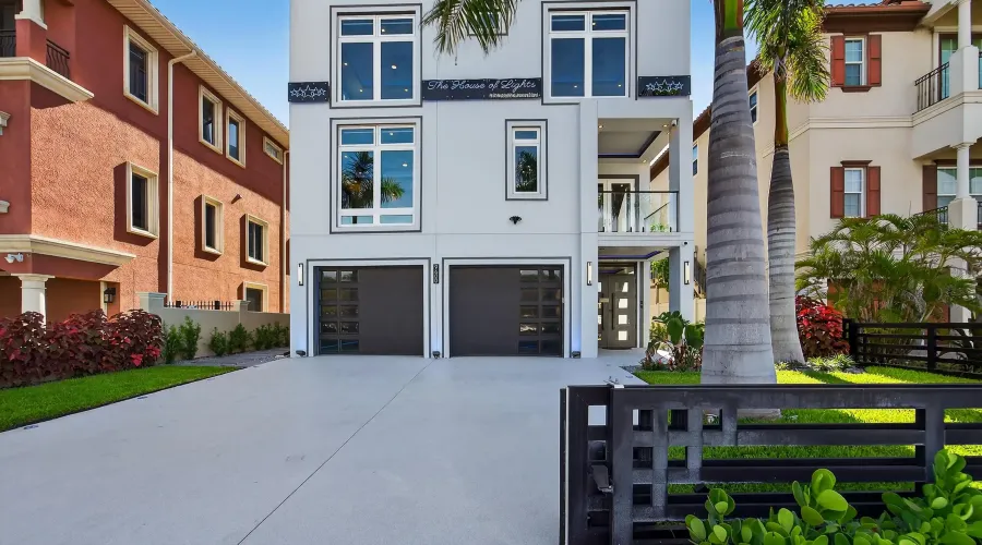 9600 W GULF BOULEVARD, TREASURE ISLAND, Florida, 33706, United States, 5 Bedrooms Bedrooms, 12 Rooms Rooms,5 BathroomsBathrooms,Residential,For Sale,The House of Lights,W GULF BOULEVARD,4,1893281
