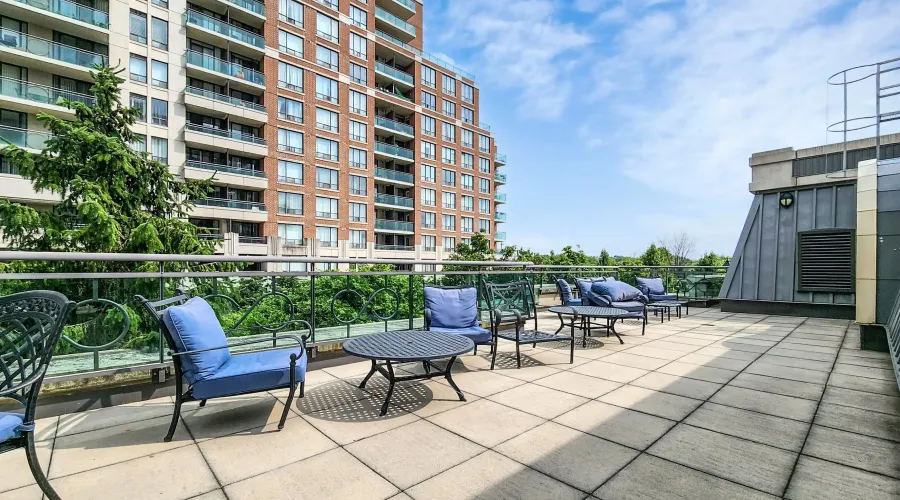 330 Red Maple Road, Richmond Hill, Ontario, Canada, 1 Bedroom Bedrooms, ,1 BathroomBathrooms,Condo,For Sale,Red Maple,2,2011045