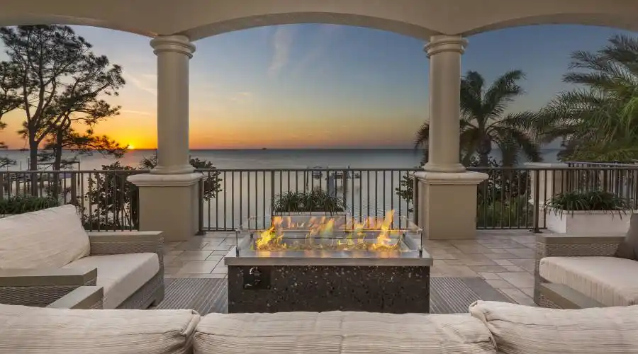 65 feet of entertaining space !